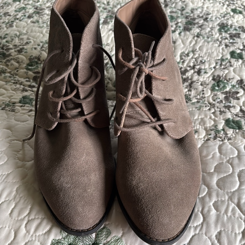 Vionic Suede ankle boots w/ lace up front small heel Taupe Size 11 Wide